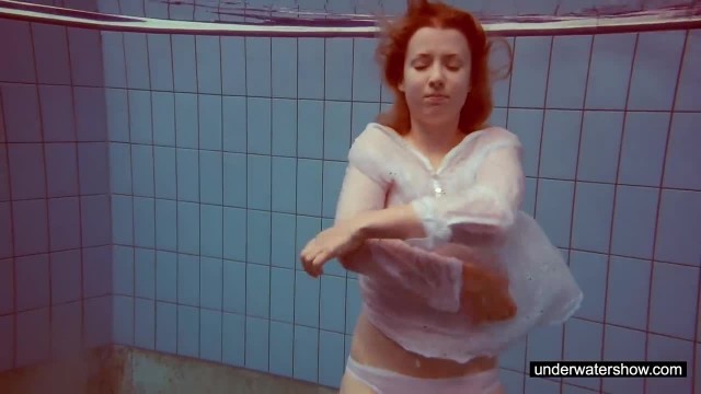 Голая телочка в воде